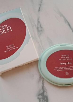 Кремовые румяна tarte cosmetics sea breezy cream blush в оттенке berry bliss3 фото