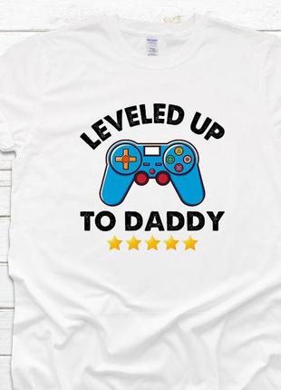 Мужская футболка с принтом leveled up to daddy для папы3 фото