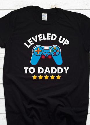 Мужская футболка с принтом leveled up to daddy для папы1 фото