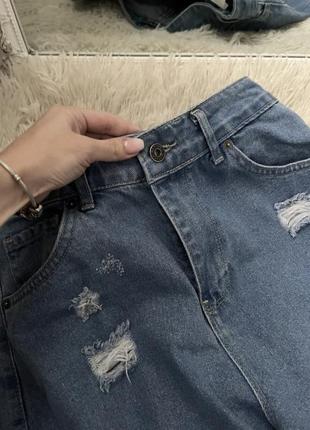 Стильные джинсы мом с разрезами boohoo4 фото