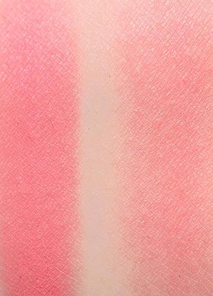 Румяна для лица huda beauty glowish cheeky vegan blush powder в оттенке caring coral. миниатюра8 фото