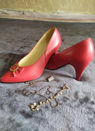 Червоні жіночі туфлі1 фото
