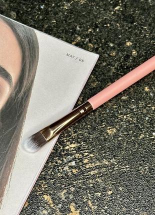 Кисть для нанесения теней и блесток luxie 245 small shader brush - rose gold