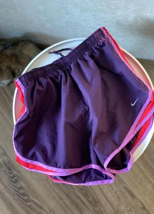 Короткие спортивные оригинальные шорты nike фиолетового цвета1 фото