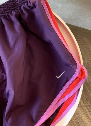 Короткие спортивные оригинальные шорты nike фиолетового цвета2 фото