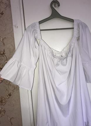 Платье платье белое свободного кроя волан2 фото