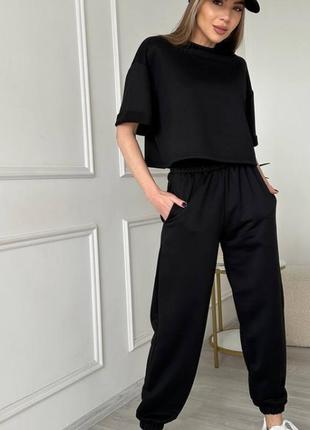 Костюм спортивный женский черный однотонный укороченный оверсайз футболка брюки джоггеры на высокой посадке с карманами качественный стильный