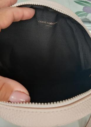 Стильная брендовая круглая сумка пудрового цвета paco rabanne.5 фото