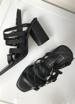 Черные босоножки на каблуке с пряжками 37.5-383 фото