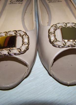 Туфли с открытым носком и квадратным каблуком в цвете каппучино erra 40 размер 26 стелька4 фото
