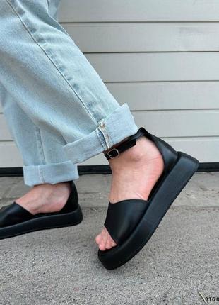 Чорні шкіряні жіночі босоніжки на платформі, закрита п`ятка,