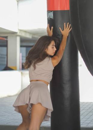 Костюм спортивный женский бежевый однотонный топ на резинке шорты на высокой посадке качественный стильный3 фото