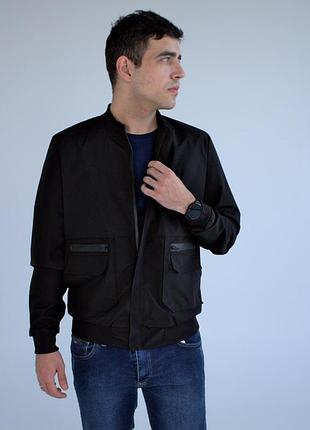 Сучасна та крута куртка-бомбер.