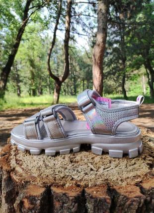Стильные и удобные босоножки для девочки серые Knee shoes