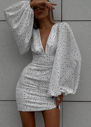 Сукня коротка біла з принтом в горошок на довгий рукав з вирізом в зоні декольте якісна стильна трендова