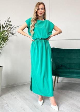 Зеленое однотонное платье с боковым разрезом1 фото