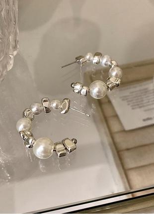 Оригінальні стильні сережки коло з перлинами і срібними намистинами4 фото