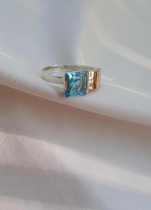 🫧 18.5 размер кольцо серебро с золотом фианит голубой6 фото