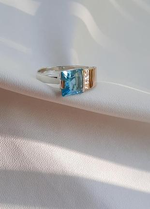 🫧 18.5 размер кольцо серебро с золотом фианит голубой5 фото