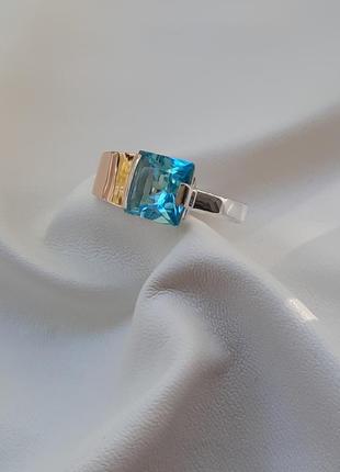 🫧 18.5 размер кольцо серебро с золотом фианит голубой4 фото