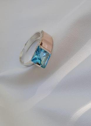 🫧 18.5 размер кольцо серебро с золотом фианит голубой7 фото