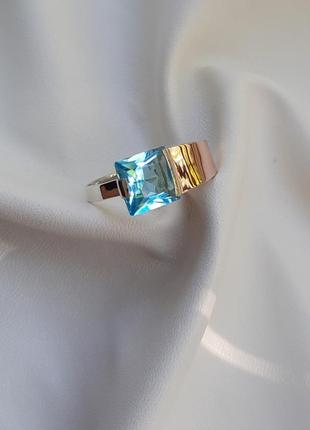 🫧 18.5 размер кольцо серебро с золотом фианит голубой8 фото