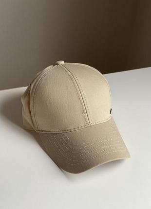 Бежевая базовая кепка