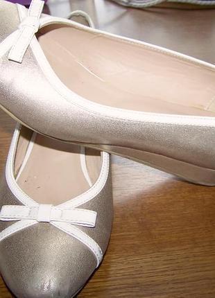 Золотые с белой окантовкой женские туфли-лодочки ronzo