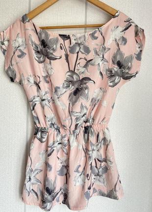 Блузка без рукавів рожева з квітами1 фото