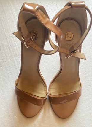 Босоніжки на підборах. preppy