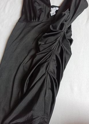 Черное платье холтер с глубоким декольте и сборкой/драпировкой4 фото