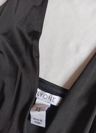 Черное платье холтер с глубоким декольте и сборкой/драпировкой3 фото