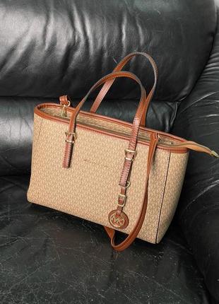 Женская стильная бежевая коричневая сумка шоппер michael kors тренд сезона4 фото