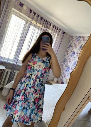 Яскрава різнокольорові літня сукня сарафан дзвоник з квітковим принтом з квітами в квіти блакитна рожева жовта2 фото