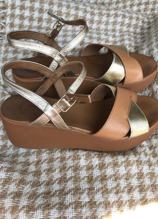 Фирменные кожаные босоножки на платформе р 39