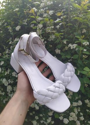Белые кожаные женские босоножки с ремешком на каблуке2 фото