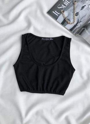 Чорний кроп топ prettylittlething