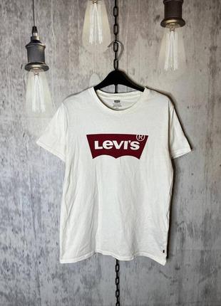 Оригинальная очень красивая футболка levi's с ненадобными коллекциями