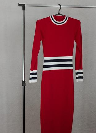 Красное трикотажное платье с полосками
