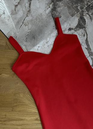Красное короткое облегающее по фигуре платье на бретельках1 фото