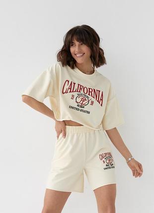 Костюм с шортами и футболкой украшен вышивкой california