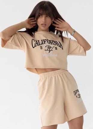 Костюм с шортами и футболкой украшен вышивкой california3 фото