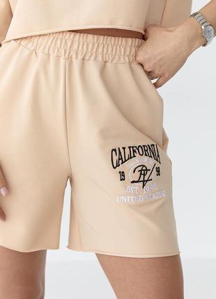 Костюм с шортами и футболкой украшен вышивкой california2 фото
