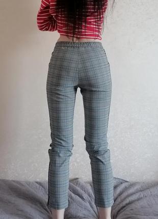 Жіночі сірі брюки ostin у клітинку з лампасами4 фото