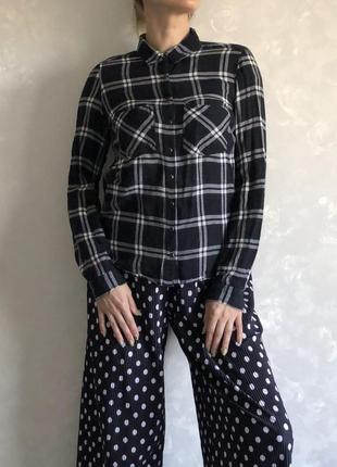 Темно-синя сорочка в клітку
