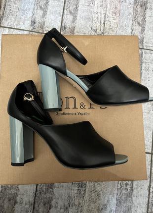 Шкіряні босоніжки