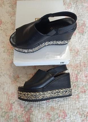 Шлепанцы, босоножки бренда g.u.e.r.o. 100% натуральная кожа