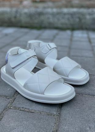 Женские босоножки кожаные