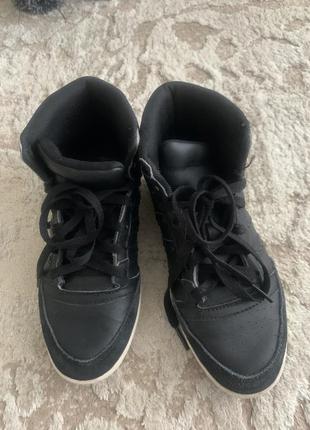 Кроссовки adidas.