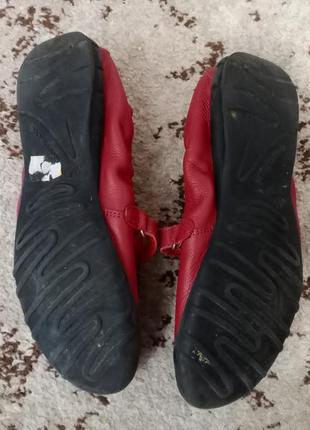 Гарні червоні туфлі з натуральної шкіри3 фото